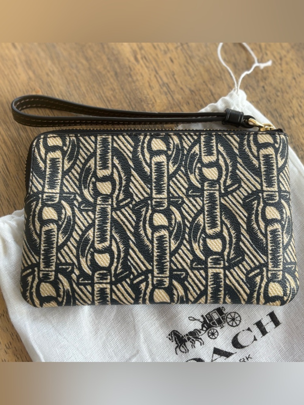 Coach C Bit Chainlink Black & Cream Signature Wristlet with dust bag - Picture 2 of 8